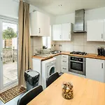 Lovely 3 Bed House In Feltham