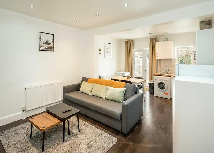 Lovely 3 Bed House In Feltham