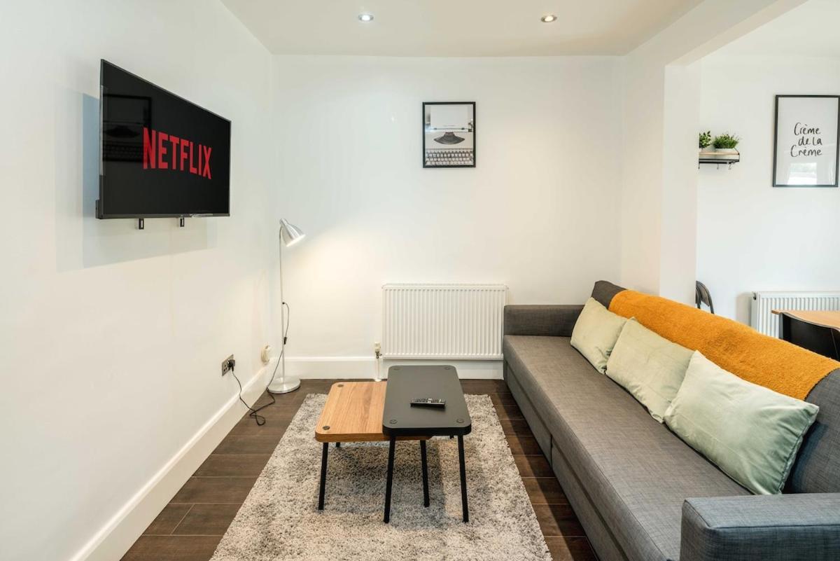 Lovely 3 Bed House In Apartment *