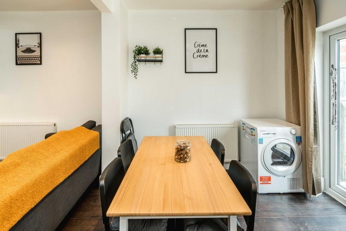Lovely 3 Bed House In Apartment Feltham