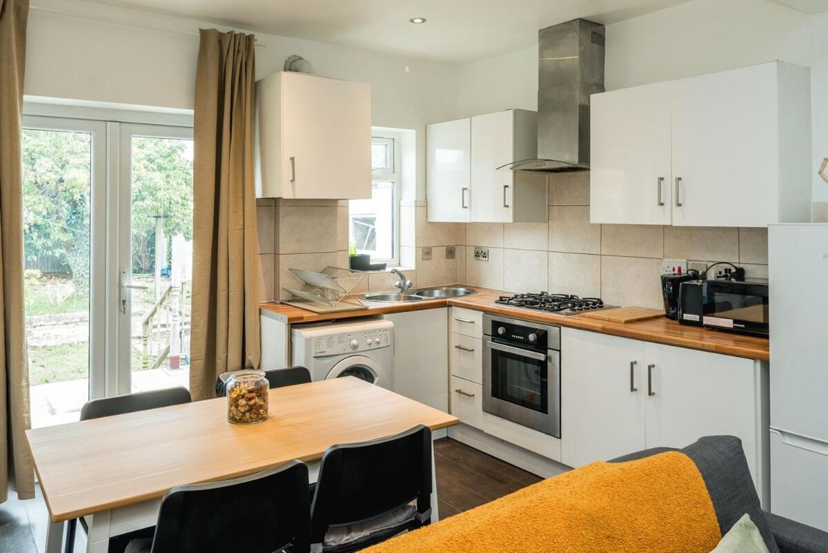 Lovely 3 Bed House In Apartment Feltham