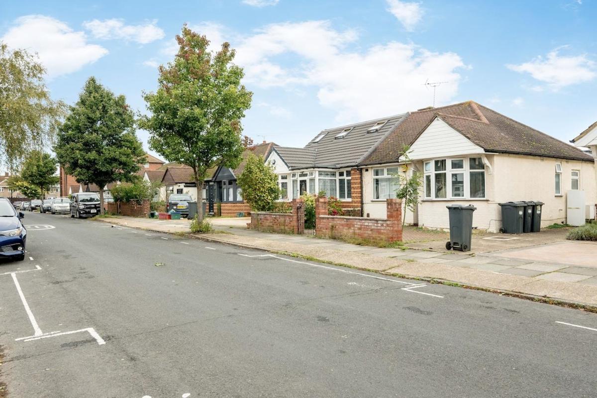 Lovely 3 Bed House In Apartment *
