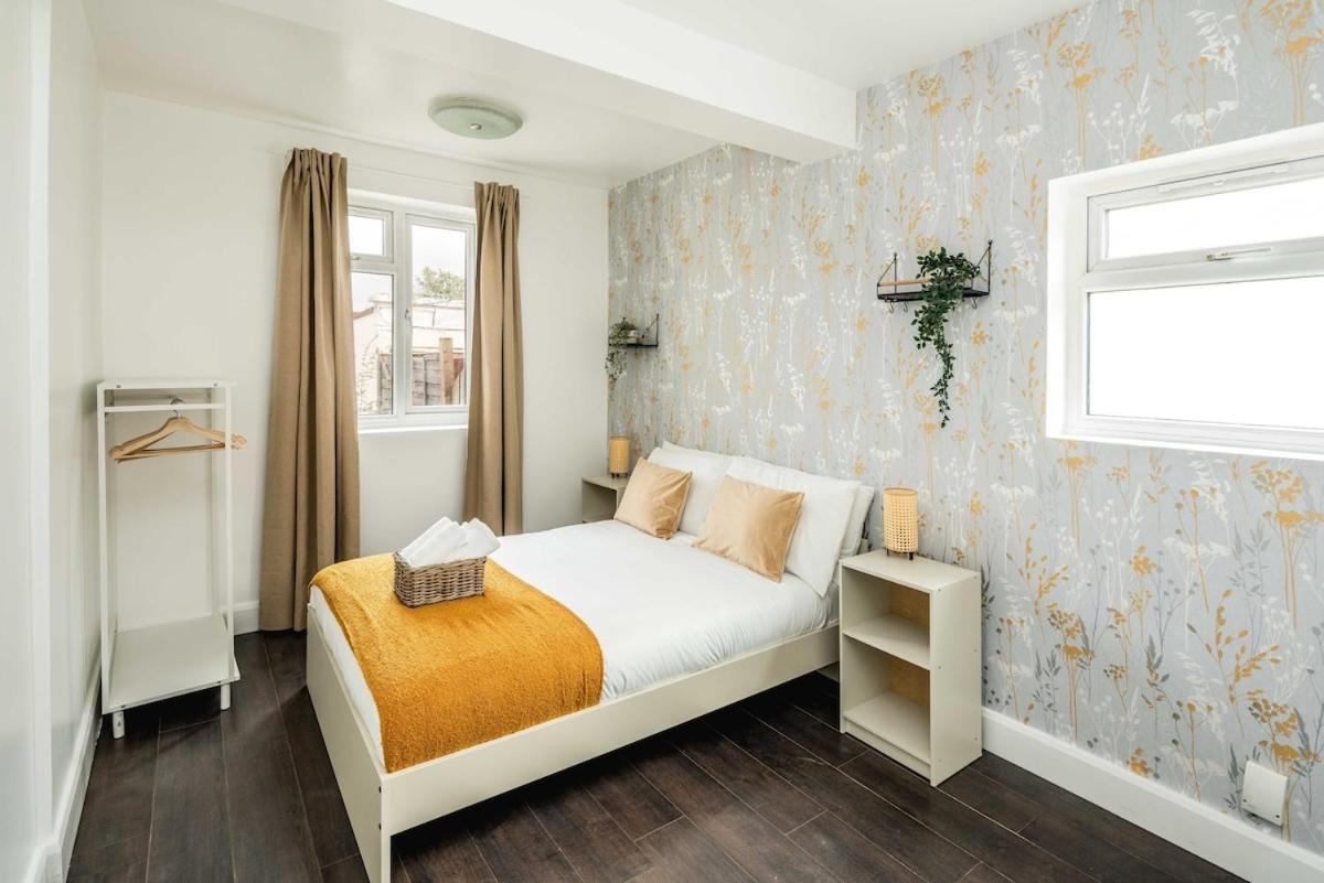 Lovely 3 Bed House In * Feltham