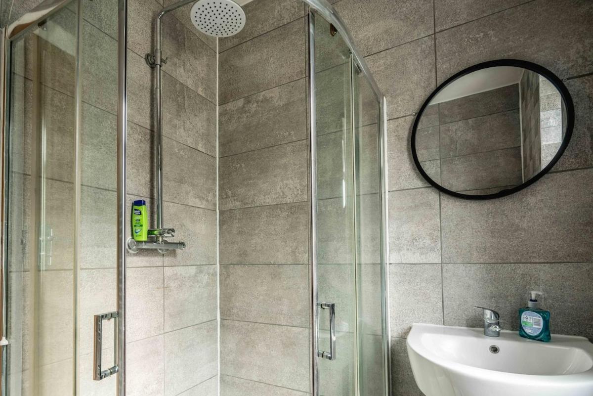 Lovely 3 Bed House In Apartment Feltham