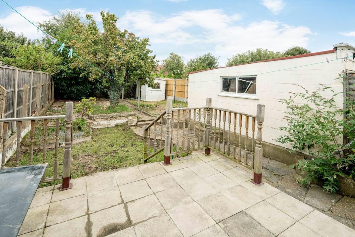 Lovely 3 Bed House In Apartment Feltham