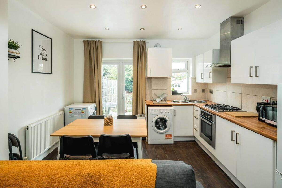 Lovely 3 Bed House In Apartment *