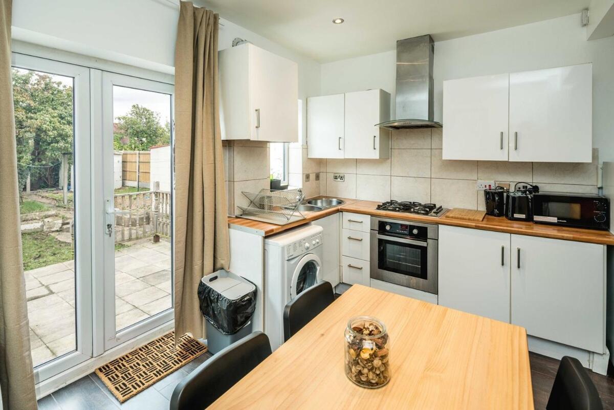 Lovely 3 Bed House In Apartment Feltham