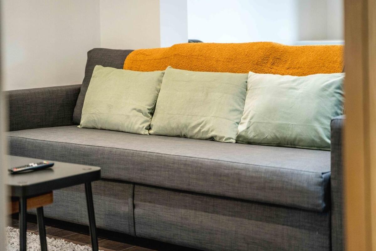 Lovely 3 Bed House In Apartment *