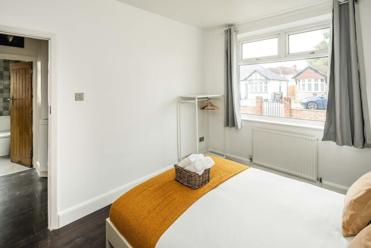 Lovely 3 Bed House In * Feltham