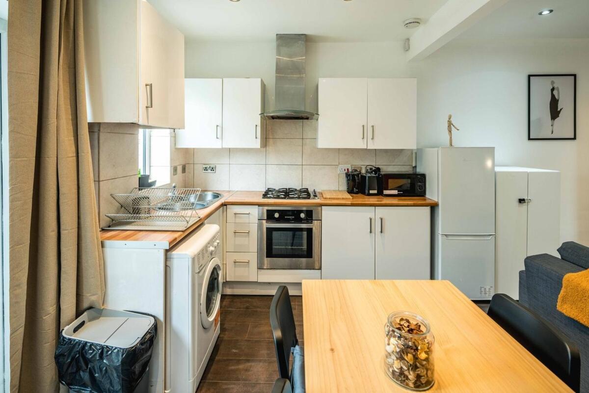 Apartment Lovely 3 Bed House In *