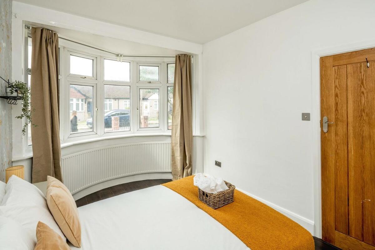 Lovely 3 Bed House In Apartment *