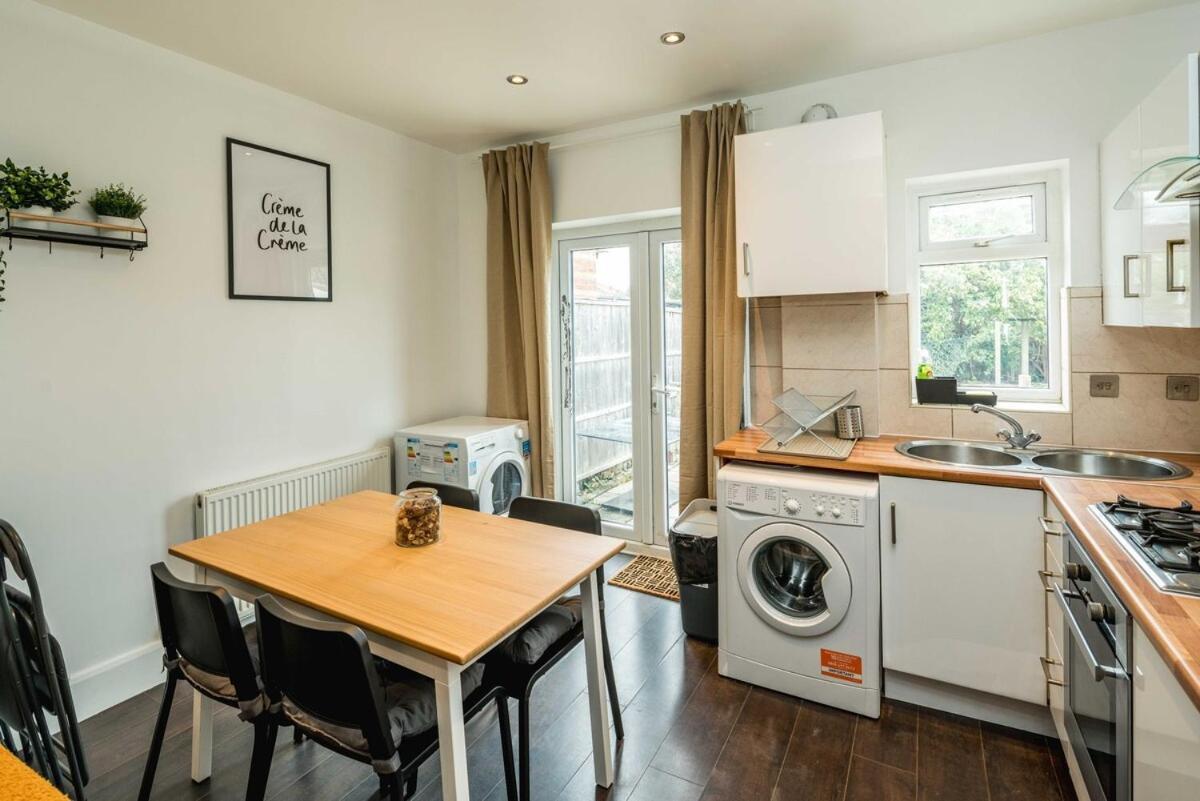 Lovely 3 Bed House In Apartment *