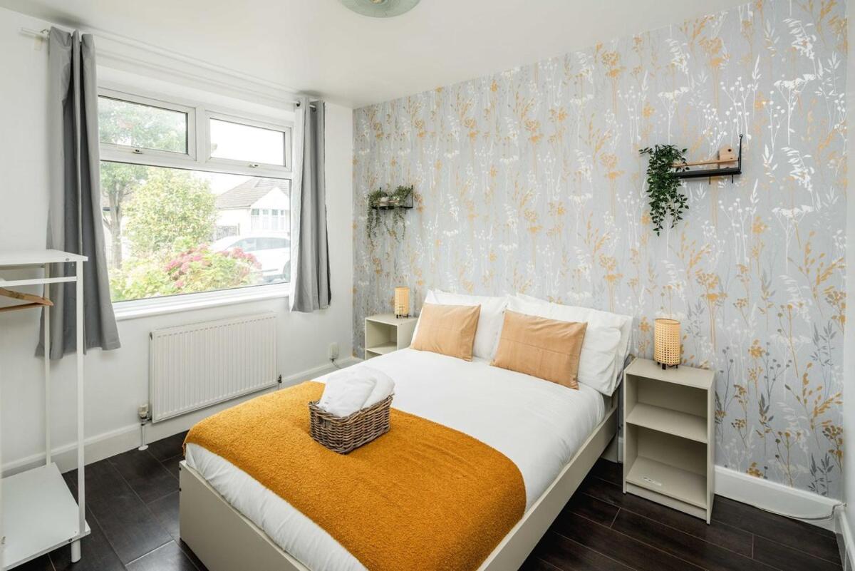 Lovely 3 Bed House In * Feltham