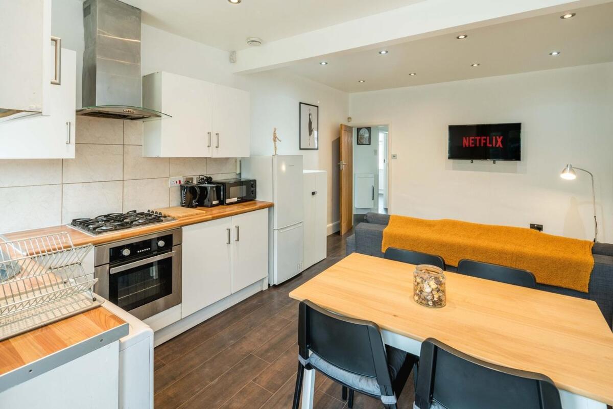 Lovely 3 Bed House In Feltham